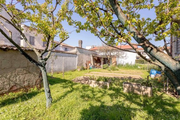 appartamento in vendita a Prato in zona Galciana