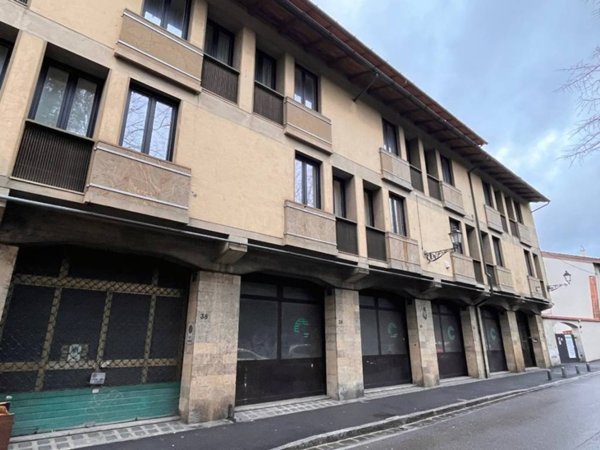 locale commerciale in vendita a Prato