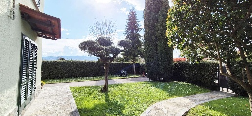 casa indipendente in vendita a Prato in zona Iolo
