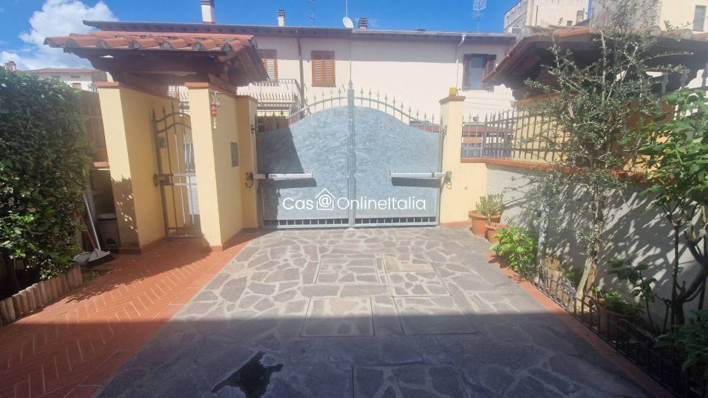 casa indipendente in vendita a Prato