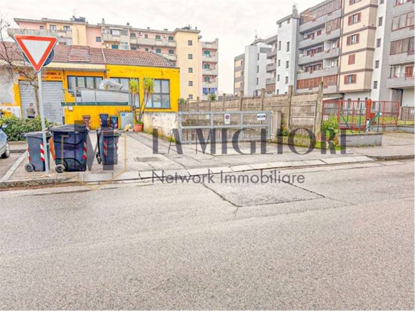 locale di sgombero in vendita a Prato
