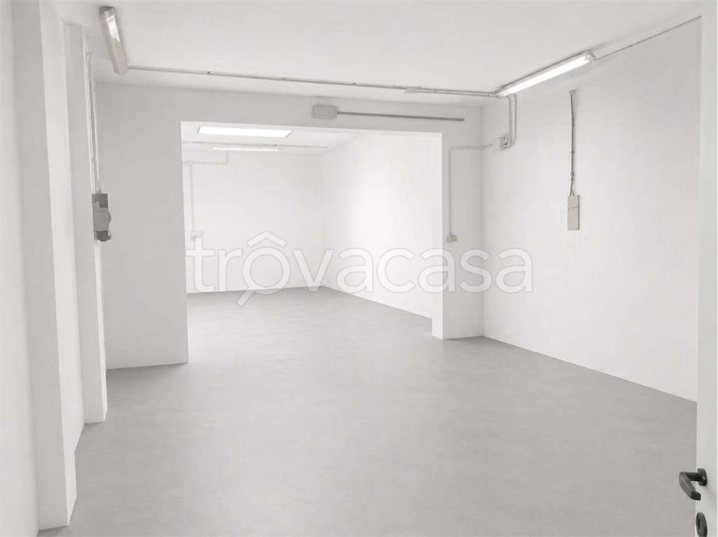 locale commerciale in vendita a Prato in zona Viaccia