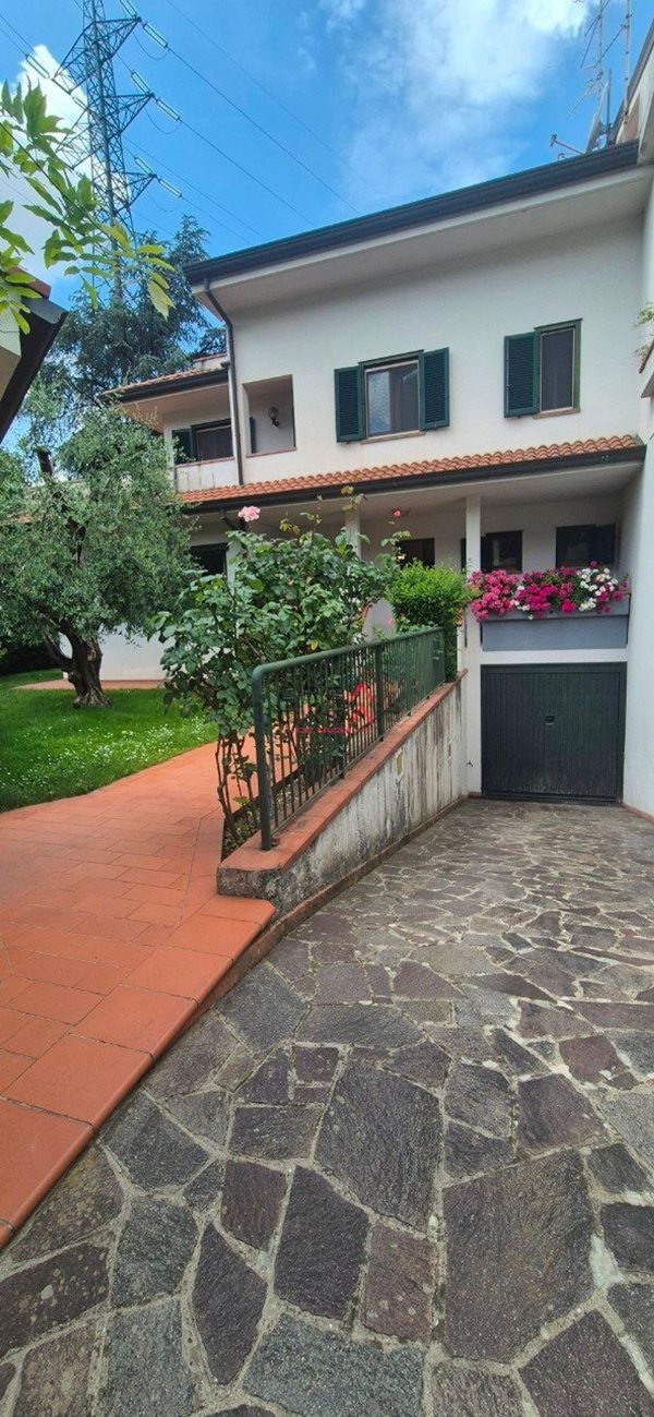 casa indipendente in vendita a Prato