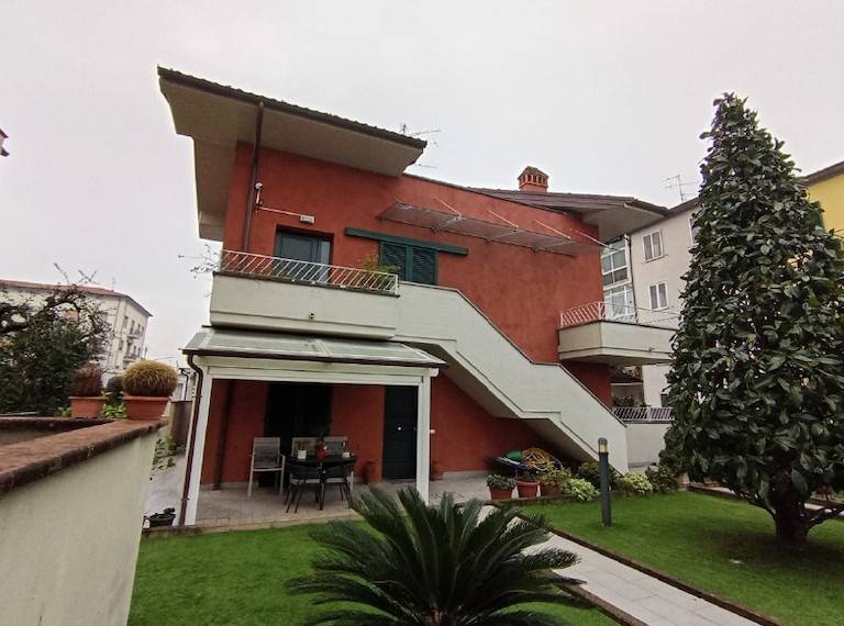 casa indipendente in vendita a Prato