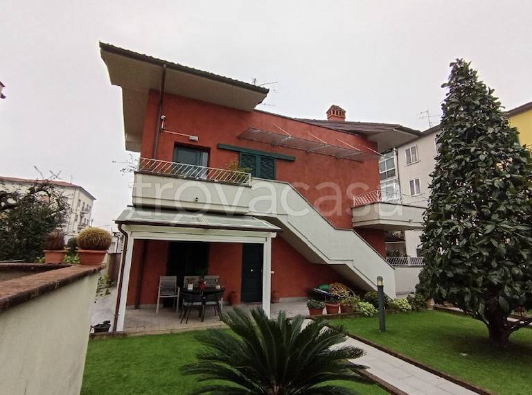 casa indipendente in vendita a Prato