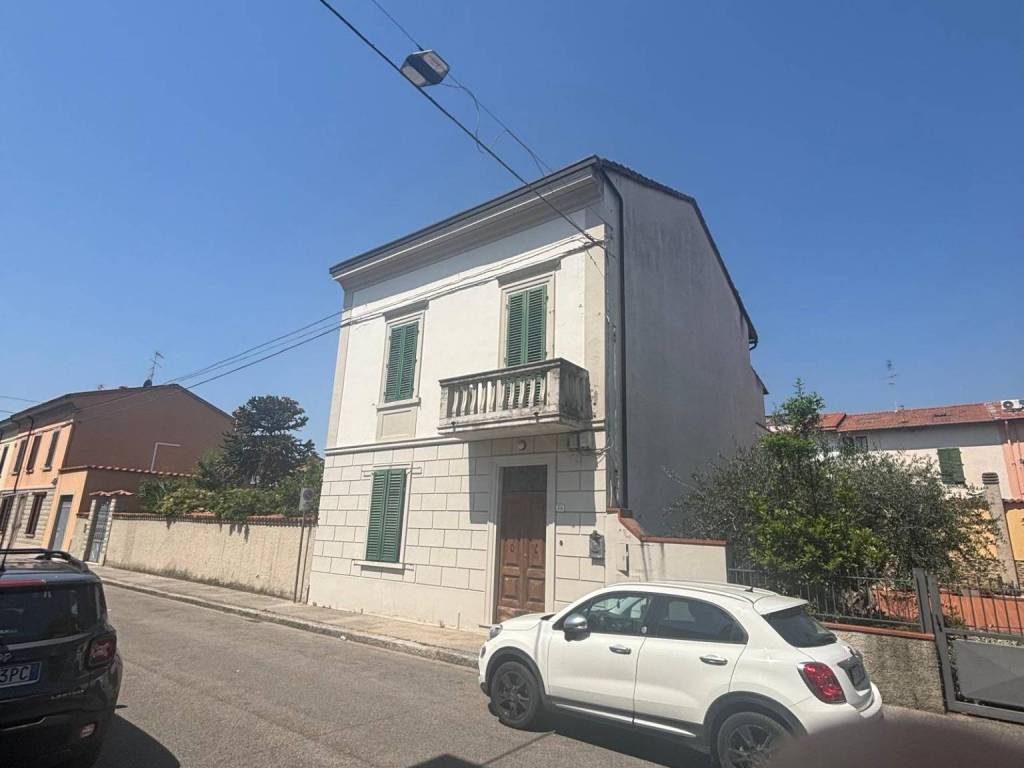 casa indipendente in vendita a Prato