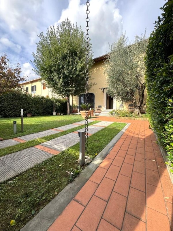 casa indipendente in vendita a Prato in zona Figline