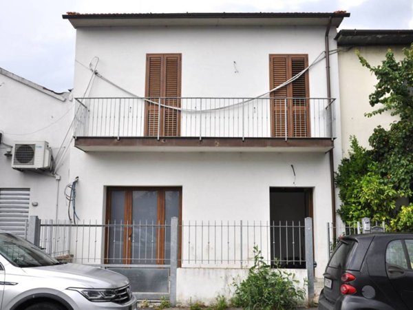 casa indipendente in vendita a Prato