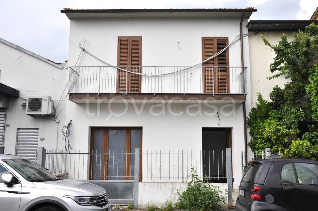 casa indipendente in vendita a Prato
