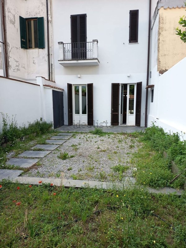 casa indipendente in vendita a Prato