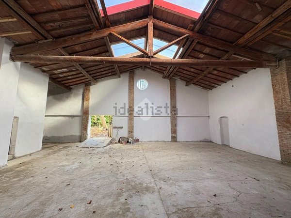 negozio in vendita a Prato in zona Iolo