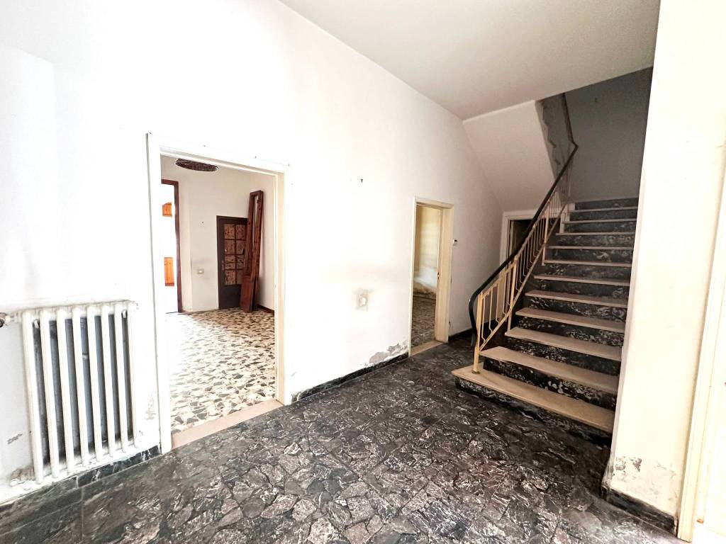 casa indipendente in vendita a Prato in zona Santa Lucia