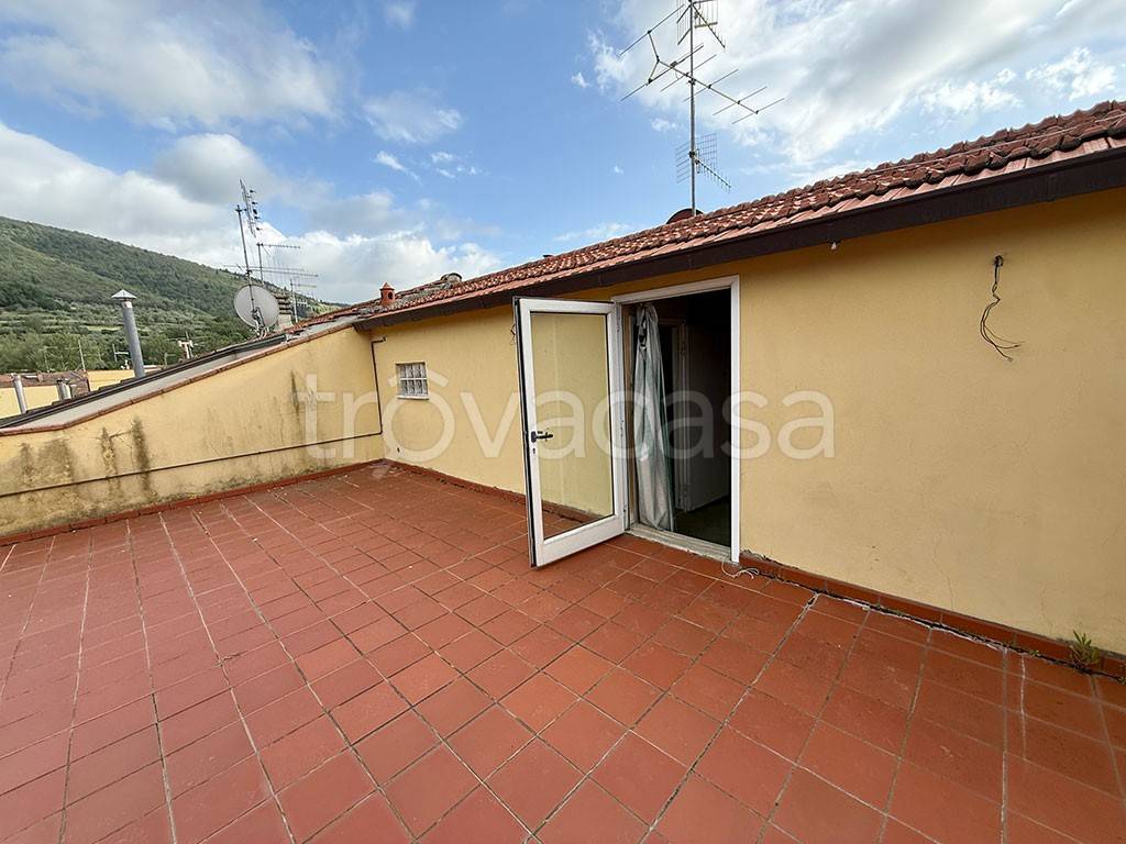 casa indipendente in vendita a Prato in zona Santa Lucia