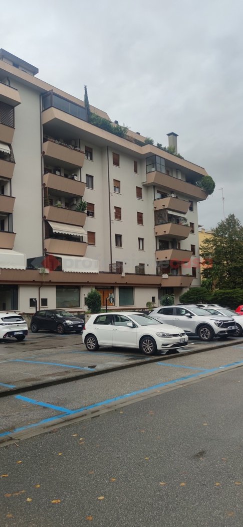 negozio in vendita a Prato