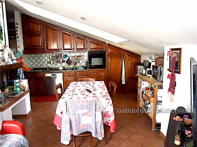 casa indipendente in vendita a Prato in zona Figline