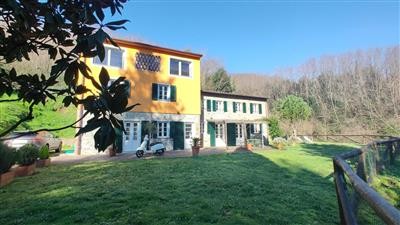 casa indipendente in vendita a Prato in zona Casale