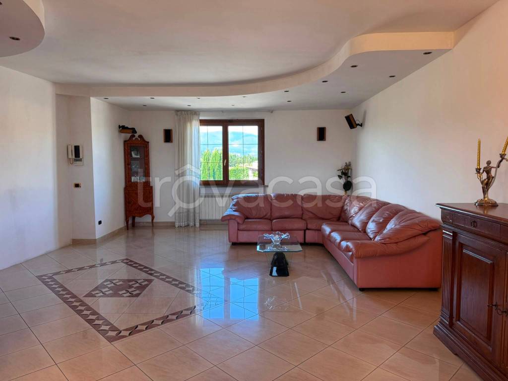 casa indipendente in vendita a Prato in zona Tobbiana
