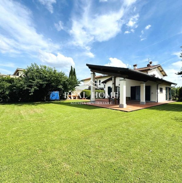 casa indipendente in vendita a Prato in zona Cafaggio