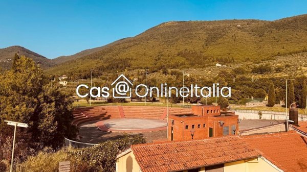 casa indipendente in vendita a Prato in zona Santa Lucia