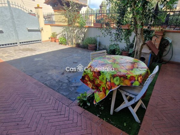 casa indipendente in vendita a Prato in zona Cafaggio