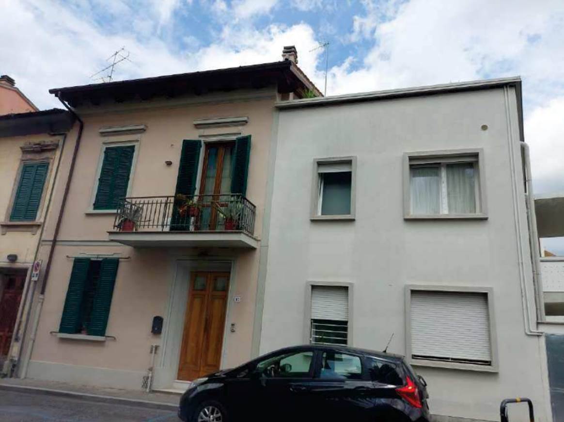 casa indipendente in vendita a Prato