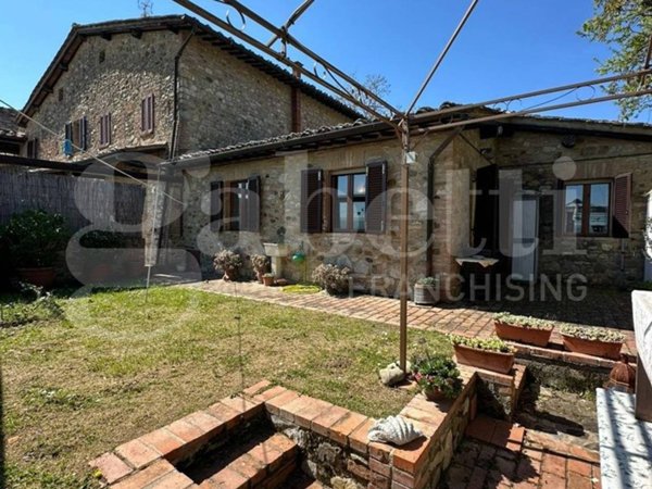casa indipendente in vendita a Prato in zona Castelnuovo