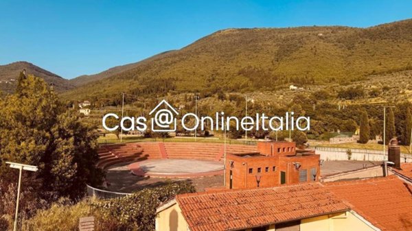casa indipendente in vendita a Prato in zona Santa Lucia