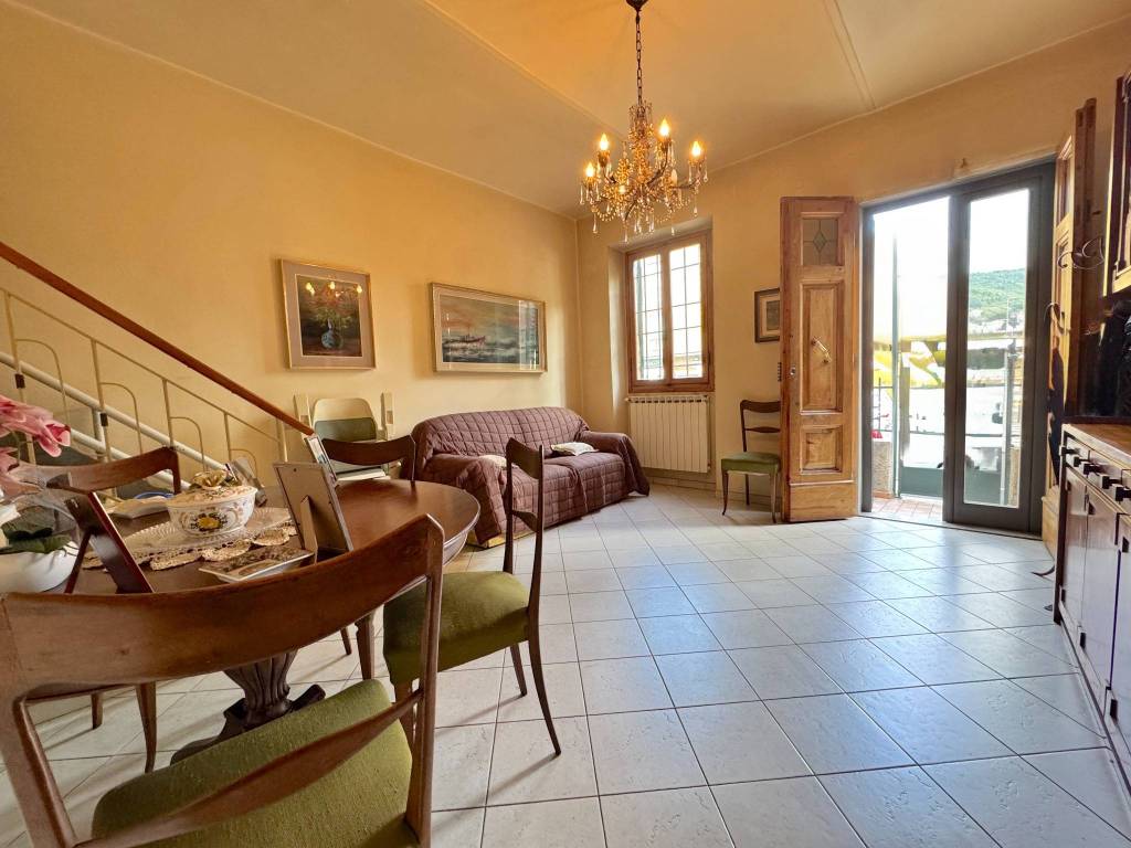 casa indipendente in vendita a Prato in zona Coiano