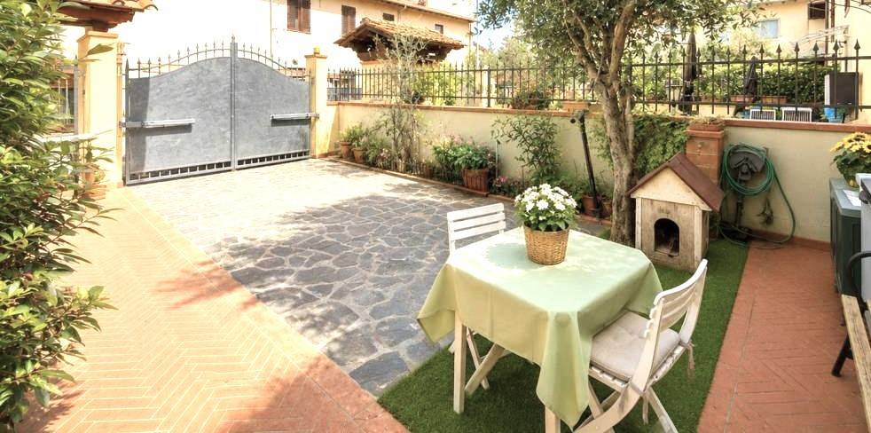 casa indipendente in vendita a Prato in zona Le Badie