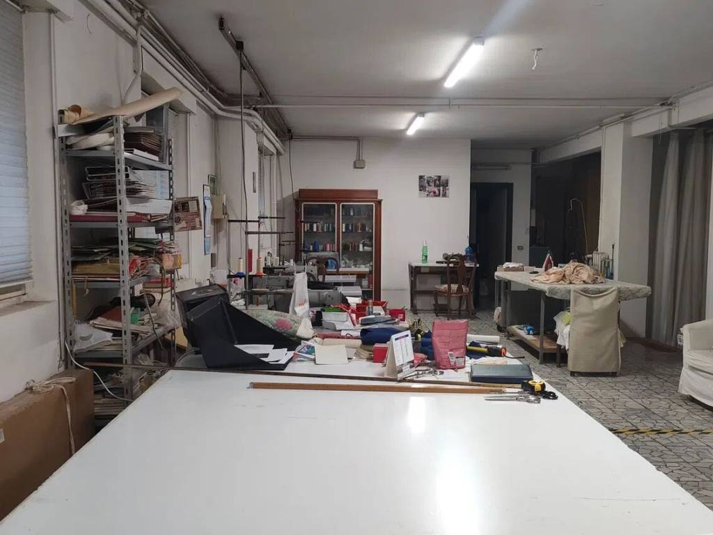 negozio in vendita a Prato in zona Santa Gonda