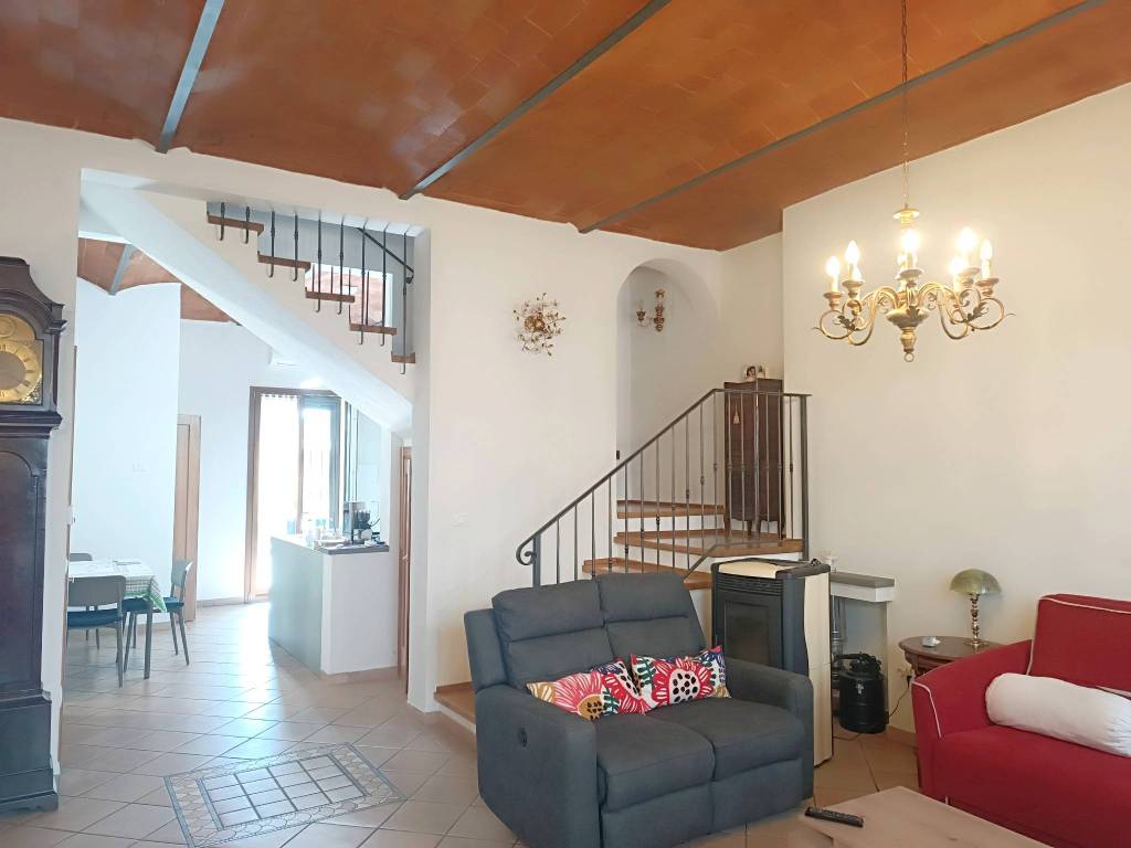 casa indipendente in vendita a Prato in zona Ponzano