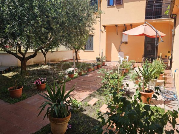casa indipendente in vendita a Prato in zona Santa Lucia