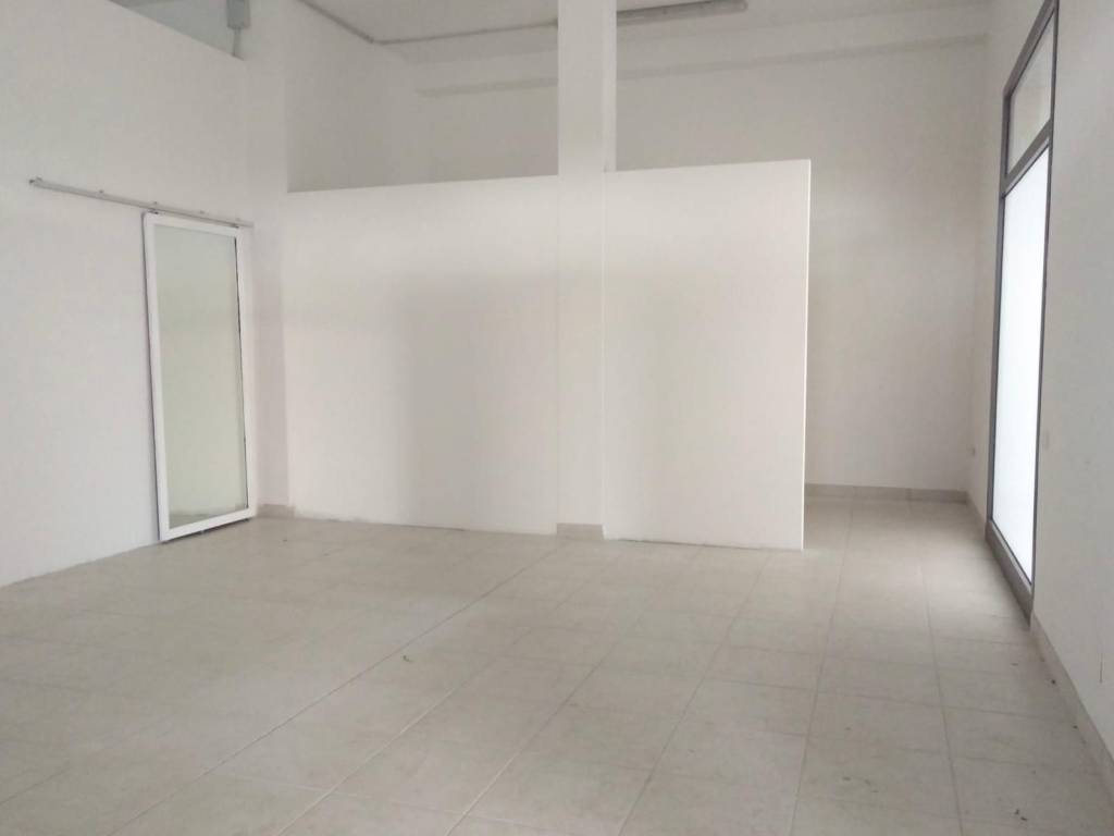 negozio in vendita a Prato in zona Reggiana