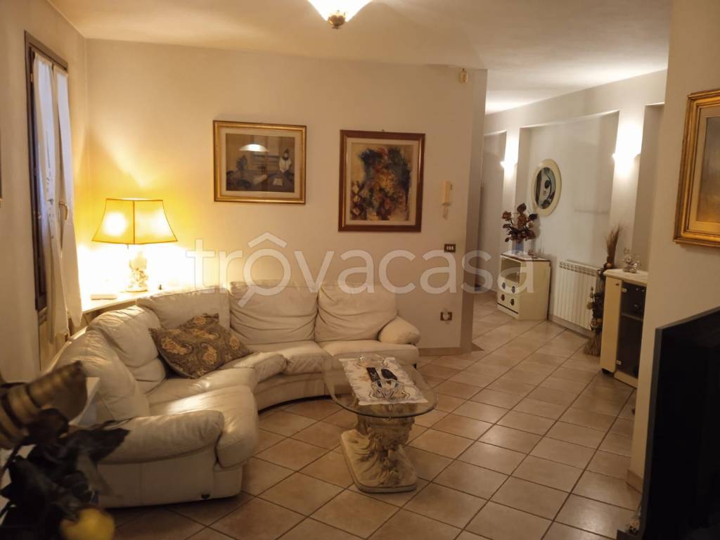 casa indipendente in vendita a Prato in zona Casale