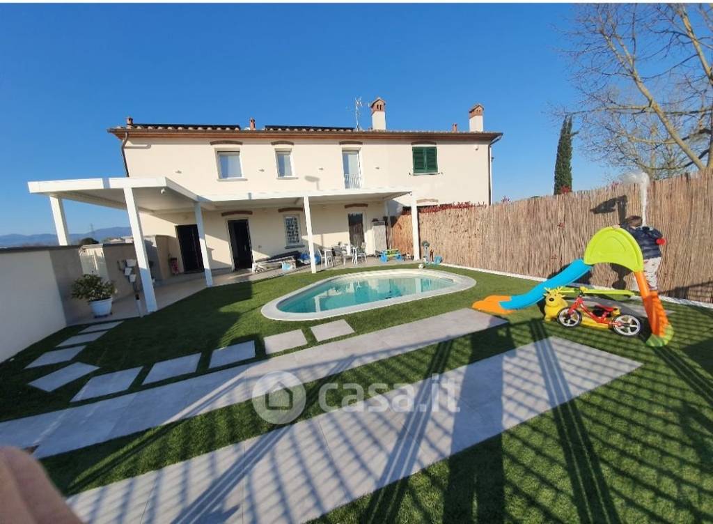 casa indipendente in vendita a Prato in zona Iolo