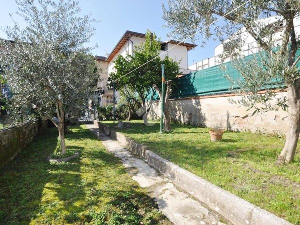 casa indipendente in vendita a Prato in zona Santa Gonda