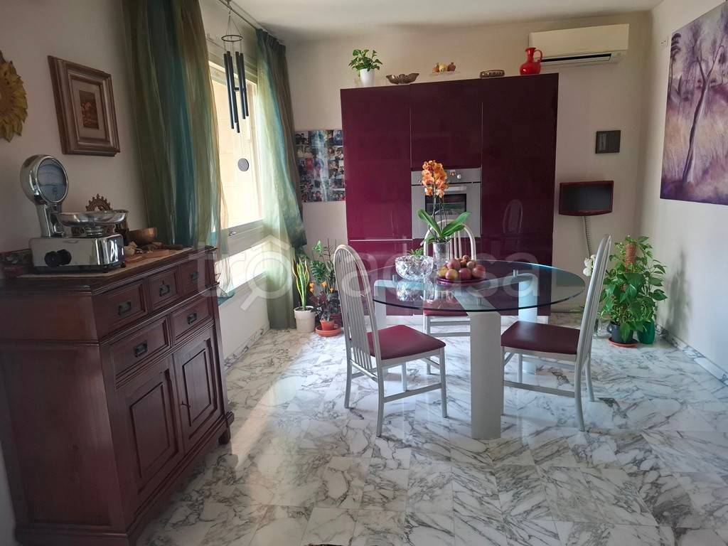 casa indipendente in vendita a Prato in zona Santa Gonda