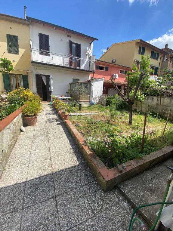 casa indipendente in vendita a Prato in zona Iolo