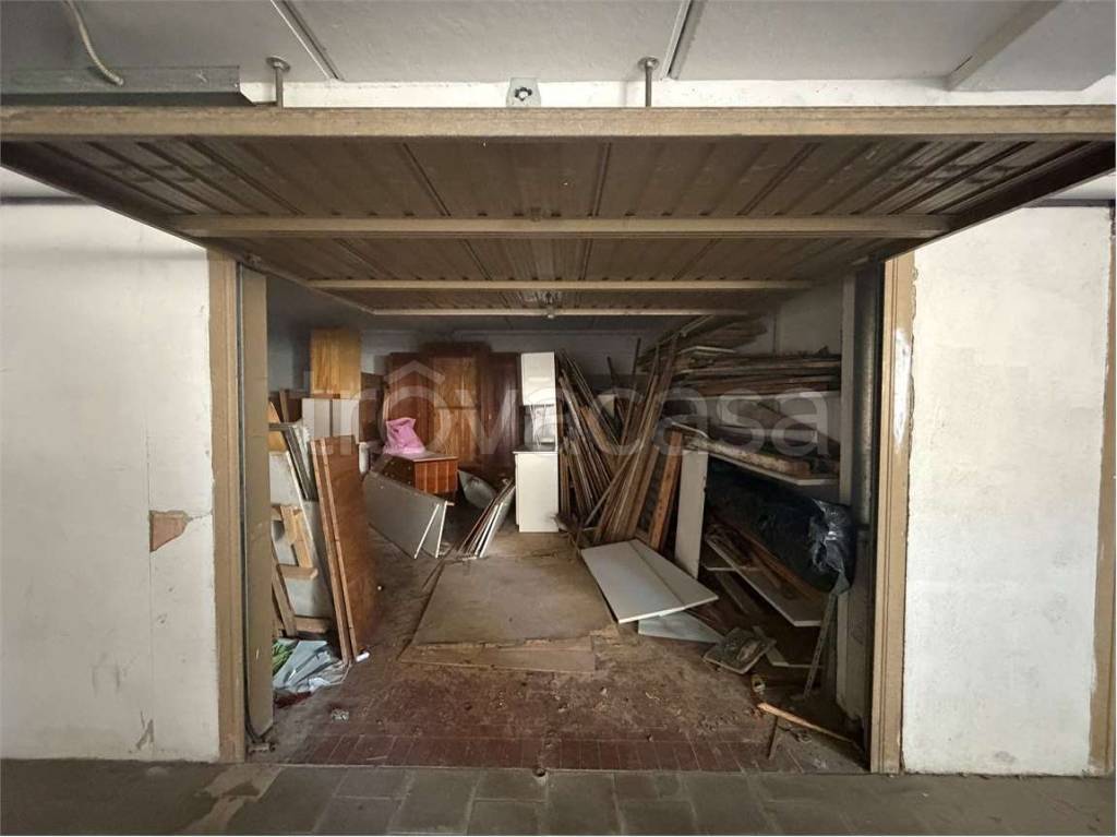 locale di sgombero in vendita a Prato