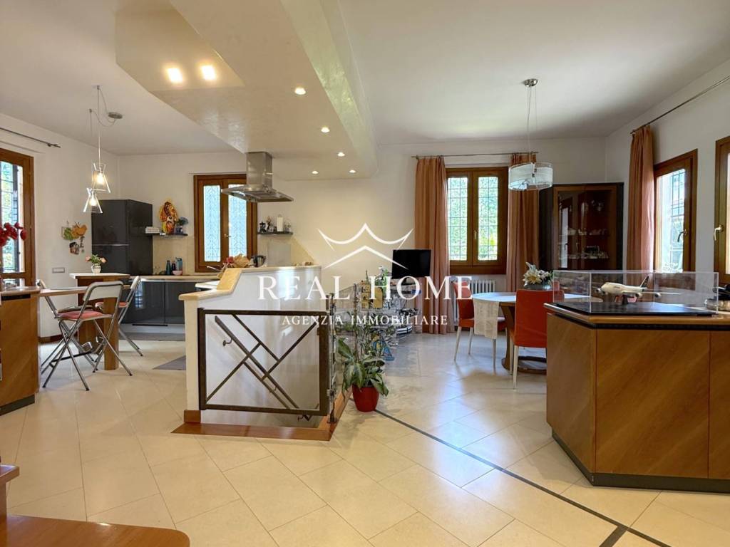 casa indipendente in vendita a Prato in zona Fontanelle