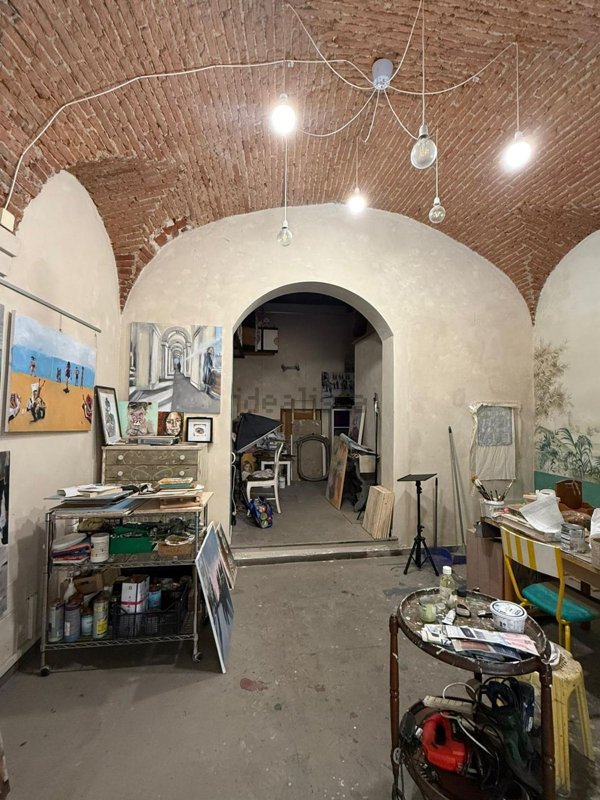 locale commerciale in vendita a Prato