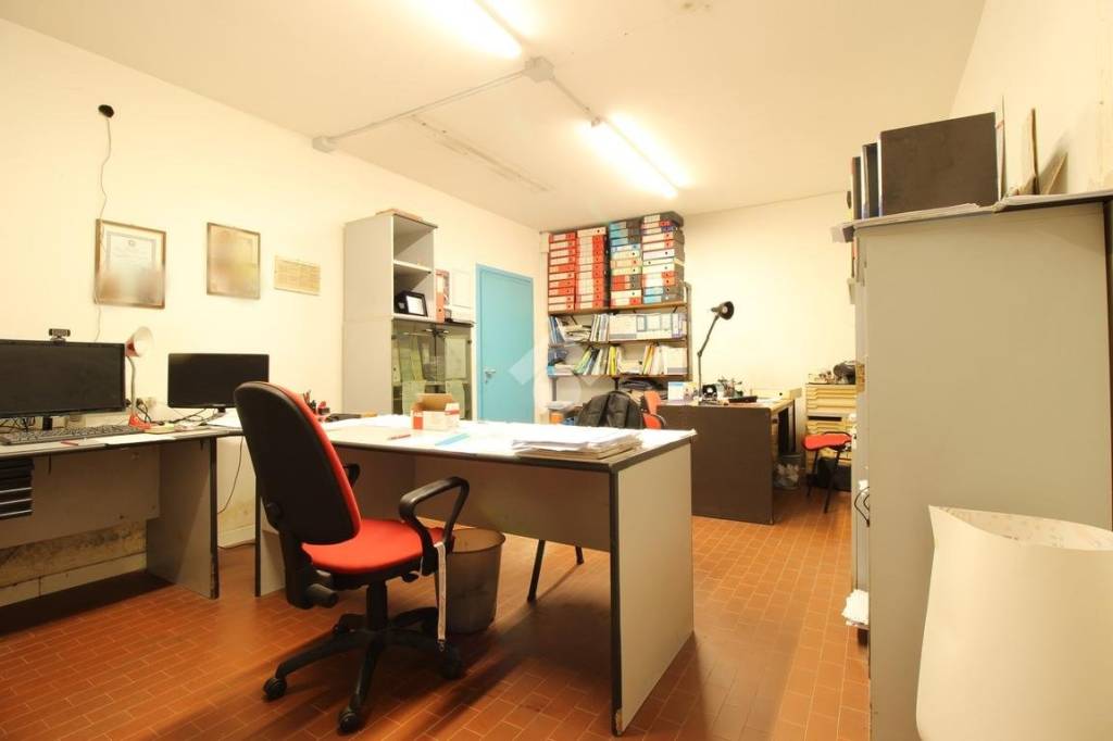locale commerciale in vendita a Prato
