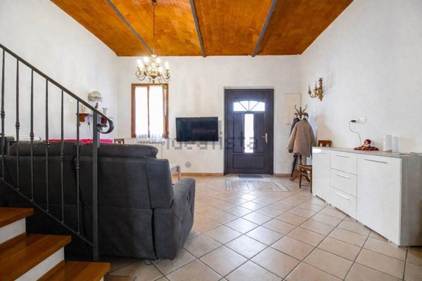 casa indipendente in vendita a Prato in zona Ponzano