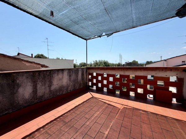 casa indipendente in vendita a Prato in zona Reggiana
