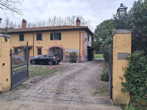 casa indipendente in vendita a Prato in zona Castelnuovo