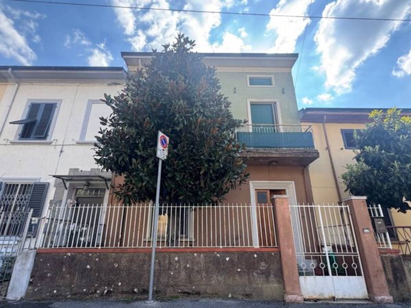 casa indipendente in vendita a Prato in zona Santa Lucia