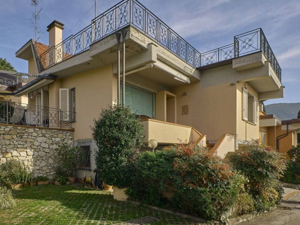 casa indipendente in vendita a Prato in zona Santa Lucia