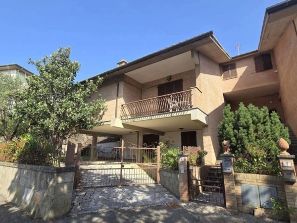 casa indipendente in vendita a Prato in zona Castelnuovo