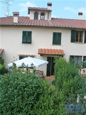 casa indipendente in vendita a Prato in zona Casale