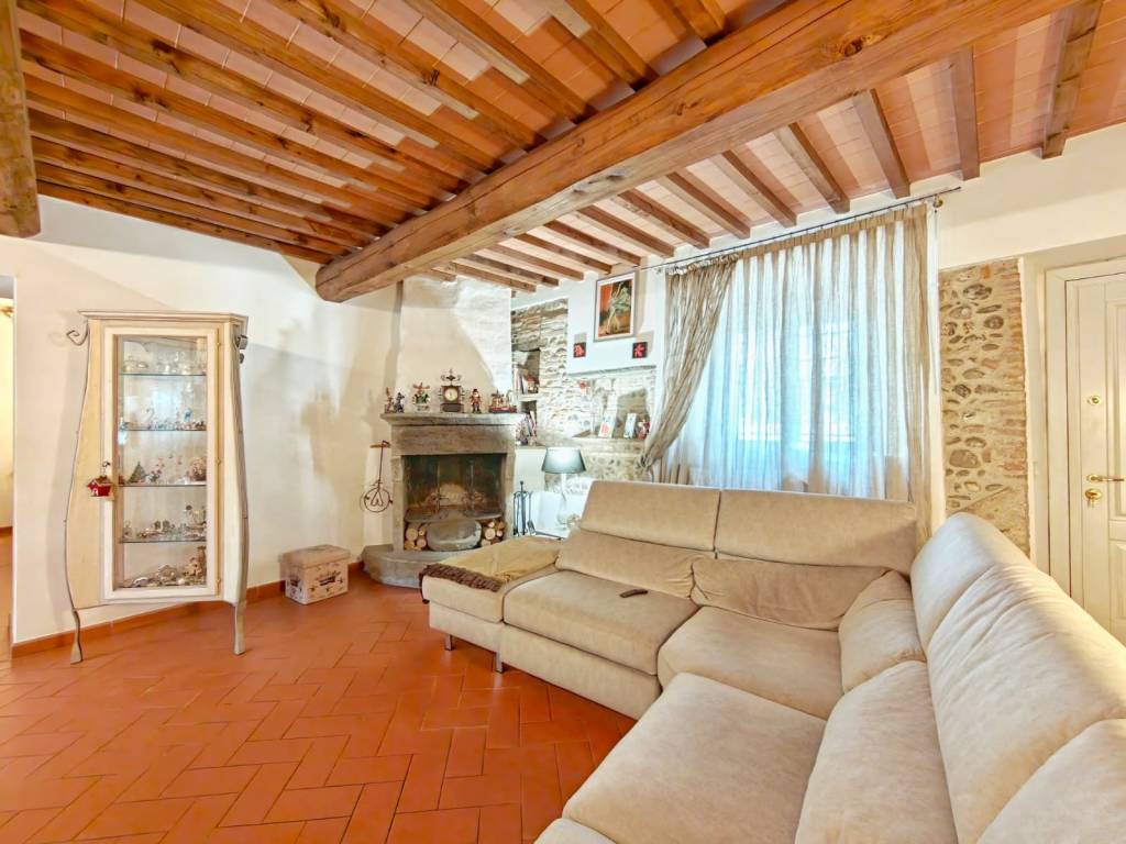 casa indipendente in vendita a Prato in zona Paperino